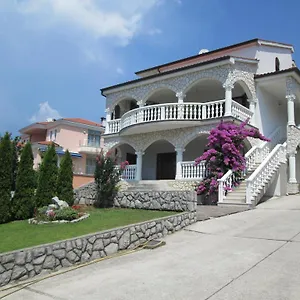 apartments-villa-sandra.primorje-gorskikotar.com/